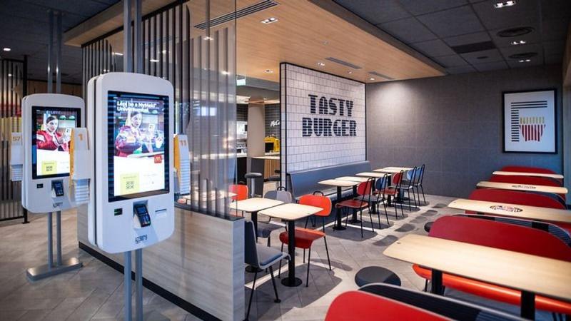 Új McDonald's étterem nyitotta meg kapuit Magyarországon - Világgazdaság

Egy friss színfolttal gazdagodott a hazai gasztronómiai paletta, hiszen megnyílt a legújabb McDonald's étterem az országban. Az új helyszín nemcsak a klasszikus gyorsétterem élményt