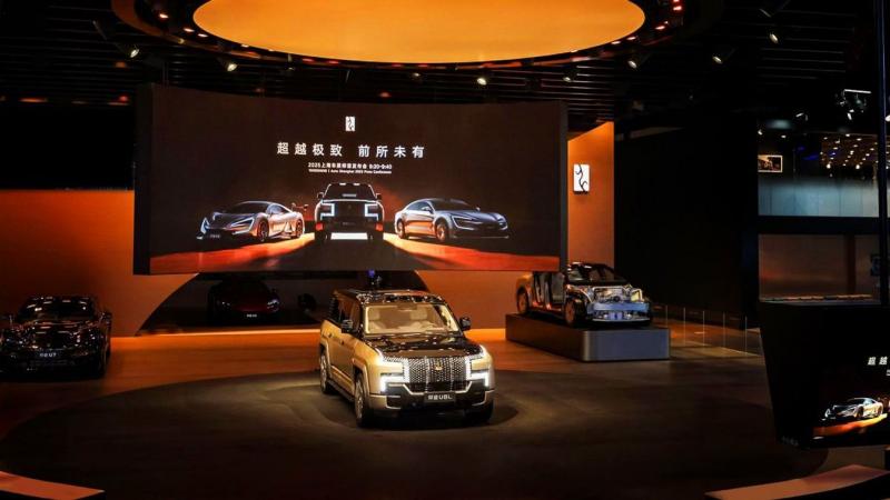Fedezze fel a BYD legújabb limuzinját, amely kivételes eleganciájával és innovatív technológiájával még a Rolls-Royce-ot is felülmúlja! Ne hagyja ki a lehetőséget, hogy megismerje ezt a lenyűgöző járművet – nézze meg a fotókat és a videót, hogy teljes kép