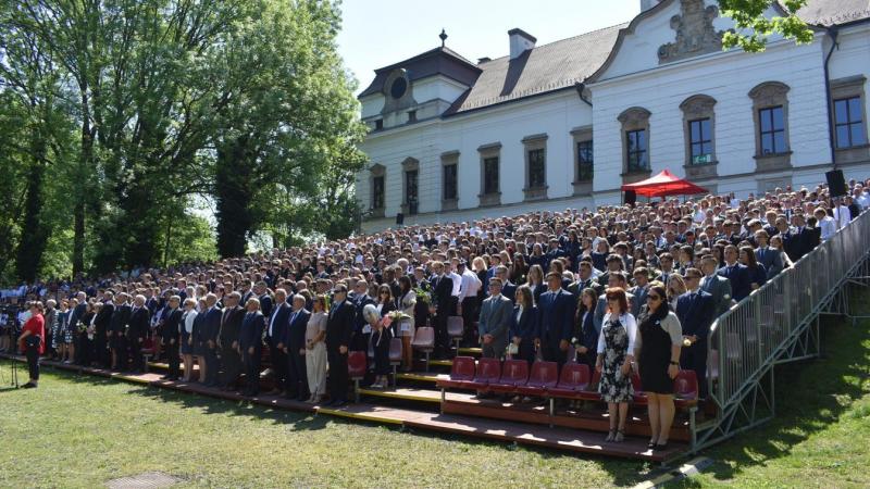 458 végzős ünnepelte a ballagását a pápai utcák festői környezetében.