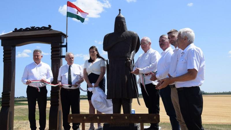 A Kötöny vezér szobra nem csupán egy műalkotás, hanem egy élő emlékezet, amely összekapcsol bennünket közös múltunkkal és sorsunkkal. E monumentális alkotás a galéria falain belül és a videó keretein túl is életre kelti a történelmet, emlékeztetve minket 