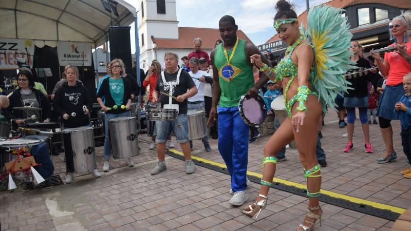 Jazz fesztivállal ünnepelték Balatongyörök megújult főterének átadását, amely már idén nyáron várja a látogatókat. A megújulás nem csupán a tér esztétikáját, hanem a közösségi élményt is gazdagítja, hiszen a rendezvények és programok színes választéka új 