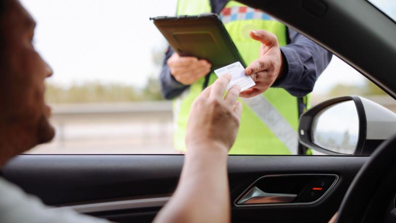 Ezért büntethetnek meg? Ha így hűtöd le az autódat, akkor szabályt sértesz!