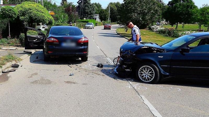 Két személygépkocsi ütközött össze Csongrádon, a baleset következtében mindkét jármű súlyosan megrongálódott, totálkárosra tört. A helyszínről galériát is bemutatunk.