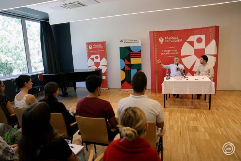 Kövér László véleménye szerint a politika ma már nem csupán a rendszerváltozás kérdéseivel foglalkozik. Az elmúlt évtizedek eseményei és a társadalmi dinamika átalakulása új kihívások elé állította a politikai diskurzust, amely túlmutat a múltbéli paradig