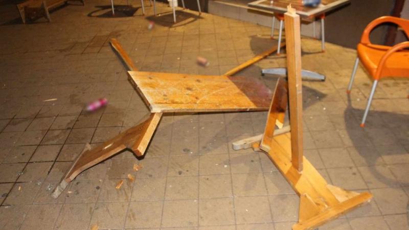 Feltárultak a részletek a szolnoki belvárosban történt verekedésről, és a helyszínen készült fotók is tanúskodnak a káoszról.
