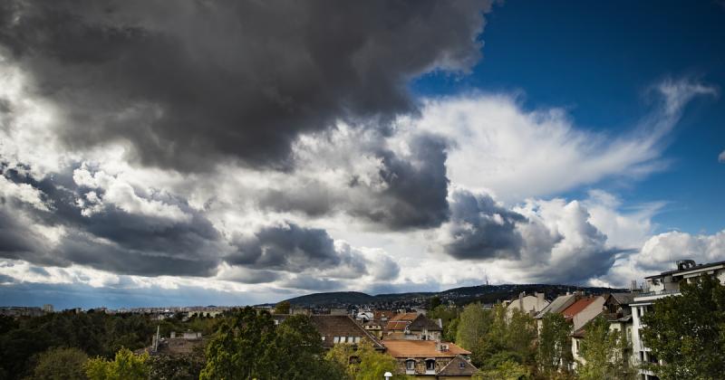 Három vármegyében is érvénybe lépett a figyelmeztetés, zivatarok kialakulására lehet számítani.
