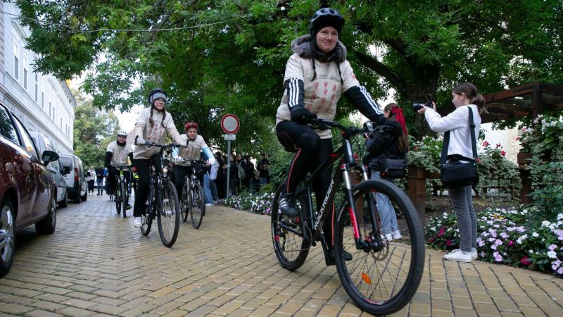 A gimnazisták megemlékeztek a vértanúkról, majd biciklire pattanva indulnak útnak, hogy Aradig tekerjenek - képek és videók a rendezvényről.