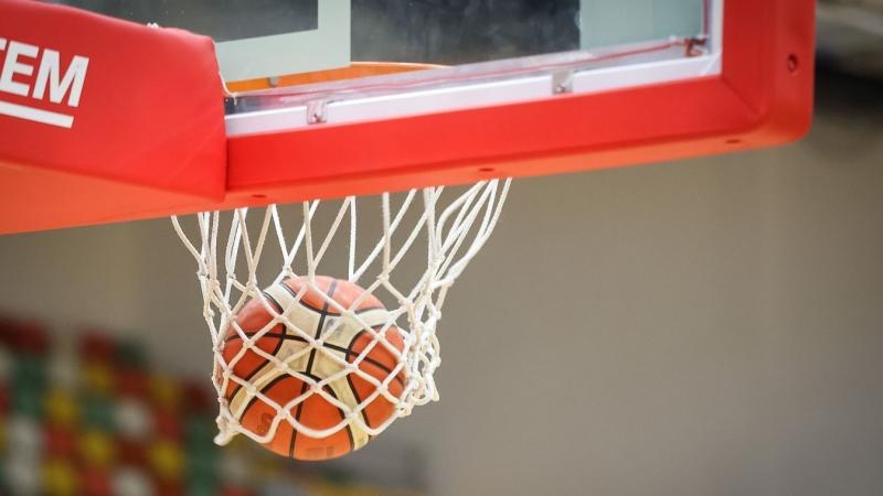 Rendkívüli események zajlottak a kosárlabda mérkőzés után: a szurkolók és a biztonsági személyzet között heves összecsapás tört ki!