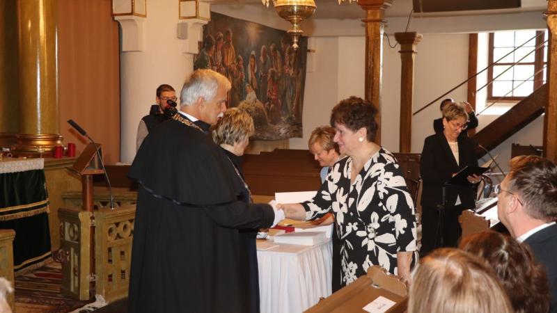 Szarvason több mint 80 díszdiplomás pedagógust köszöntöttek, akik évtizedek óta elkötelezetten dolgoznak a tanítás világában. Az ünnepség különleges hangulatban zajlott, ahol a pedagógusok munkáját és áldozatos tevékenységét méltatták. A rendezvényen gazd