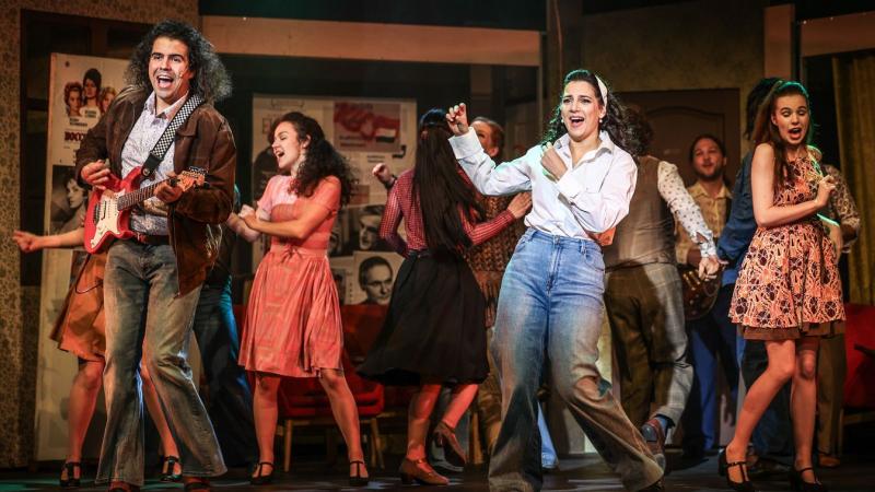 Frédi és Lina: Szerelem és Lázadás a Múlt Század Forgatagában – Élmények Galériával és Videókkal

Fedezd fel Frédi és Lina történetét, ahol a szerelem és a lázadás egyesül a múlt század vibráló világában. Ez a lenyűgöző tárlat bemutatja a fiatal pár életé