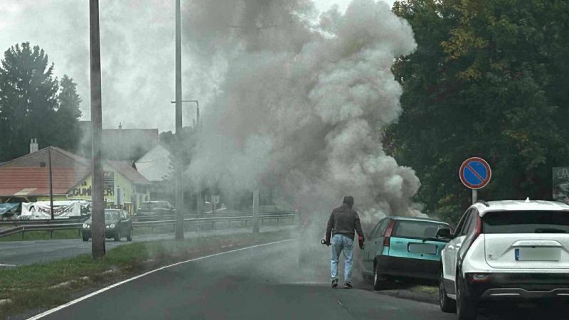 Kaposváron hatalmas, gomolygó füstfelhő kanyarog az égen, mert egy autó lángra kapott. Légy óvatos, ha a környéken jársz!