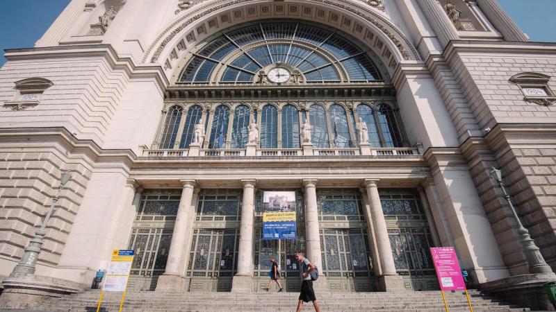 Jelenleg jelentős zavarok tapasztalhatók a Keleti pályaudvar környékén, mivel a vonatok csupán korlátozott számú vágányon tudnak közlekedni.