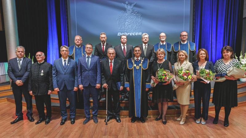 Debrecen hősei: Azok, akik elkötelezett munkájukkal formálták a város jövőjét - Életutakat ünnepeltek fényképekkel illusztrálva.
