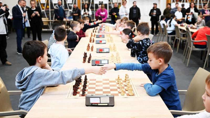 Sakktáblák végtelen sora, ahol a stratégák csatába szólították egymást: Szolnokon több mint száz tehetséges játékos mérte össze tudását – nézd meg a galériát!