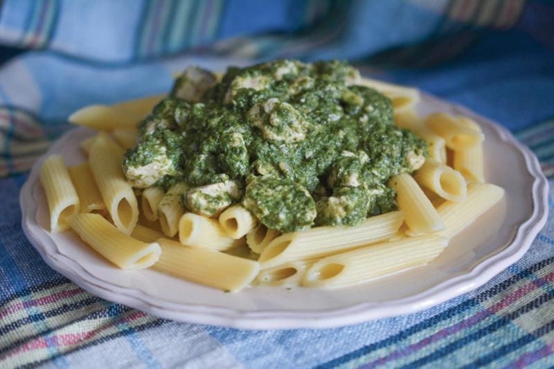 Spenótos-tejszínes csirkemell | Székelyhon

Képzeld el, ahogy a friss spenót és a krémes tejszín találkozik a szaftos csirkemellel, hogy egy igazán ízletes ételt varázsoljunk az asztalra. Ez a spenótos-tejszínes csirkemell nemcsak hogy ínycsiklandó, de tá