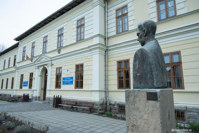 Idén is megrendezésre kerül a Jótékonysági Katalin-bál, ahol a résztvevők még mindig jelentkezhetnek! A rendezvény célja, hogy támogassa a rászorulókat, és egyúttal közösségi élményt nyújtson a résztvevőknek. Ne hagyd ki ezt a különleges eseményt, ahol a