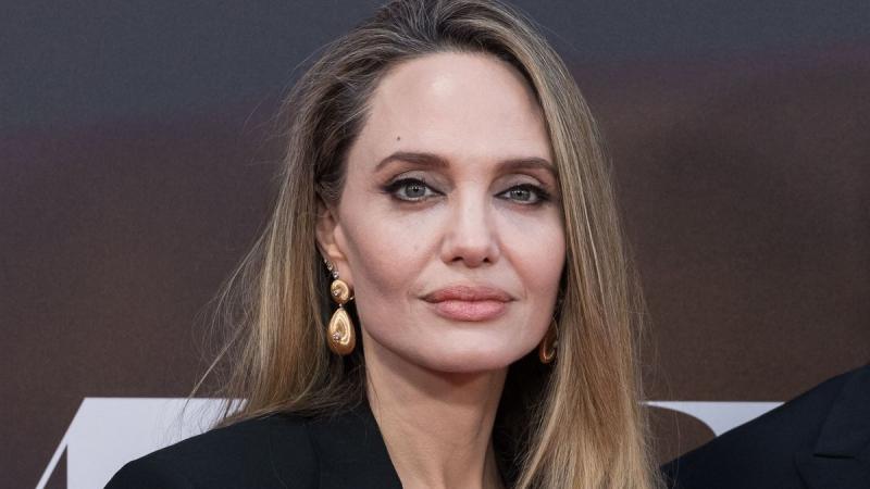 Angelina Jolie a pénzügyi nehézségek határvonalán áll – Kétségbeesett döntésre jutott - Életmód

Angelina Jolie, a híres színésznő és humanitárius, úgy tűnik, hogy nehéz időszakon megy keresztül, mivel anyagi problémái miatt aggasztó helyzetbe került. A s