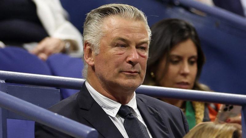 A forgatáson tragikus körülmények között elhunyt operatőr édesanyja úgy véli, hogy Alec Baldwin felelős a történtekért.