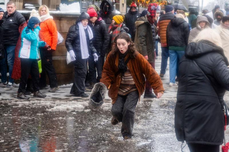 A Magyarország felé közeledő ciklon átrajzolta az időjárás térképét, és hullámokat keltett az Alpok felett, jelezve, hogy jelentős átalakulás vár ránk az időjárási viszonyokban.