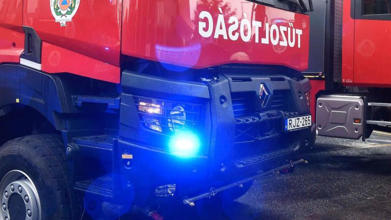 A mozdonyvezető hősiesen nekilátott a lángoló vonat oltásának Mezőtárkánynál, szembenézve a tűz pusztító erejével.