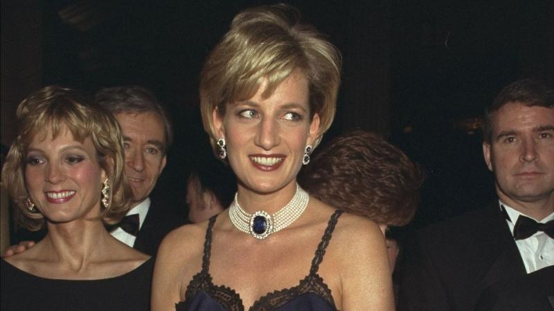 Diana hercegné iránt két hollywoodi sztár szívhez szóló érzelmekkel viseltetett, ami odáig vezetett, hogy rivalizálás tört ki közöttük a figyelme és a szeretete miatt. Az események olyan feszültséget generáltak, hogy a két férfi között szócsata robbant ki