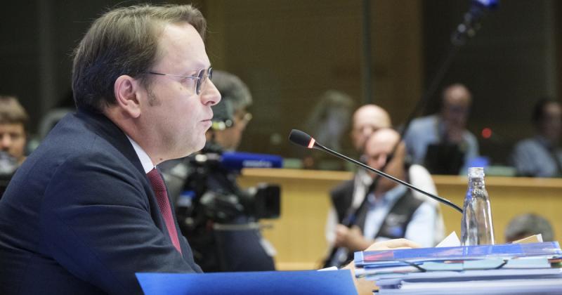 Politico: Az Európai Unió törekvései az orosz gázfüggőség csökkentésére új irányt vehetnek, ám Orbán Viktor egyik közeli munkatársa váratlanul beleszólt a diskurzusba.