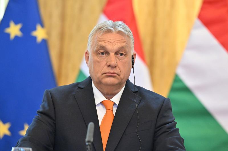 Orbán Viktor mélabús hangon beszélt az egyik legfontosabb hungarikumról, majd hirtelen Pintér Sándorhoz irányította a riportert, mintha a helyzet sürgőssége megkívánta volna a belügyminiszter közreműködését.