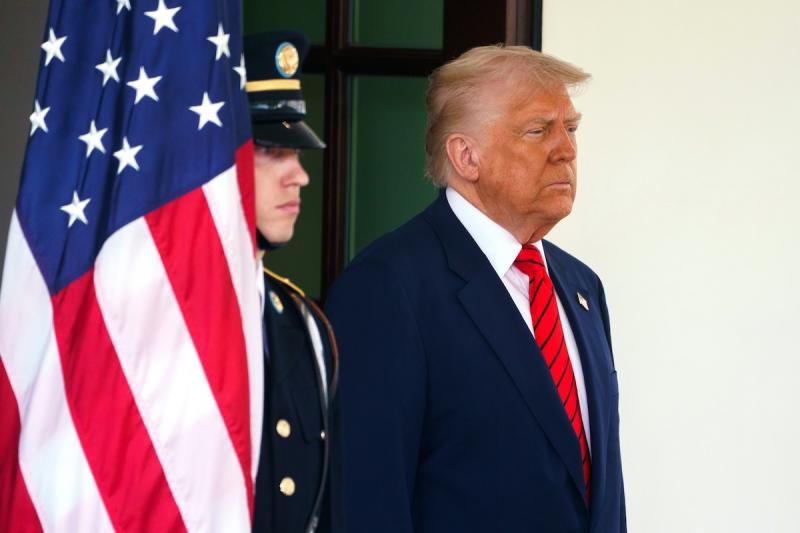 Donald Trump bejelentette, hogy tűzszünetet hirdetett India és Pakisztán között, ami új reményeket ébreszthet a két ország közötti feszültségek csökkentésére. Az esemény jelentős lépés a régió stabilitásának elősegítése érdekében, és arra utal, hogy a dip