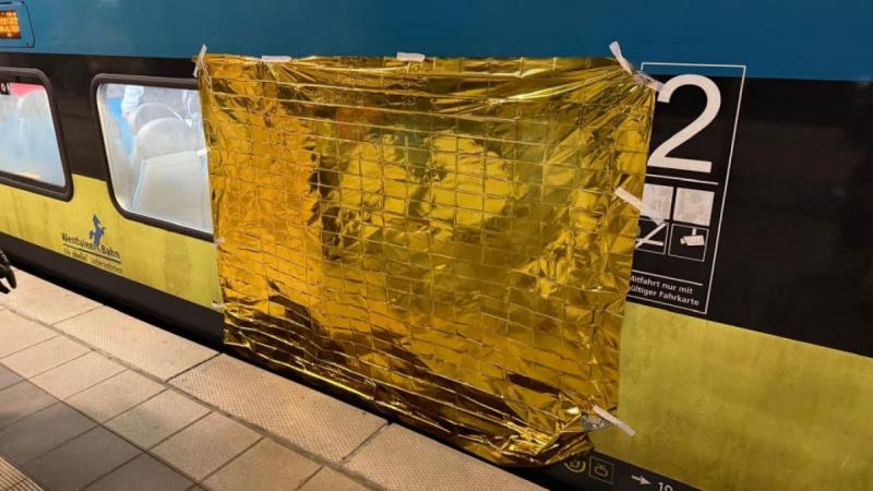 Tűzoltók beavatkozásával sikerült kiszabadítani egy férfit, aki akaratlanul is csapdába esett: a vonatülés karfája alá szorult, miközben a fülhallgatóját próbálta megkeresni.