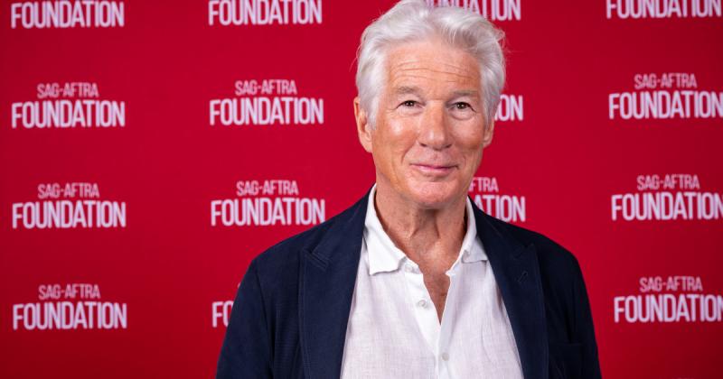 Richard Gere és fiai egyedi stílusban öltözködtek, és a közös fotójukon kedvesen mosolyognak a kamerába. A családi pillanat igazán bájos, hiszen a három generáció kreatívan összehangolta a ruháit, ami még inkább kiemeli a szoros köteléket közöttük.