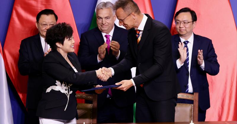 Az EU-n belüli parázs viták közepette Magyarország kulcsszereplővé lépett elő, amikor is Kína elektromos autók inváziójának megindításában nyújt támogatást. A Daily Telegraph cikkében részletesen bemutatják, hogyan formálja ez a lépés a kontinens autóipar