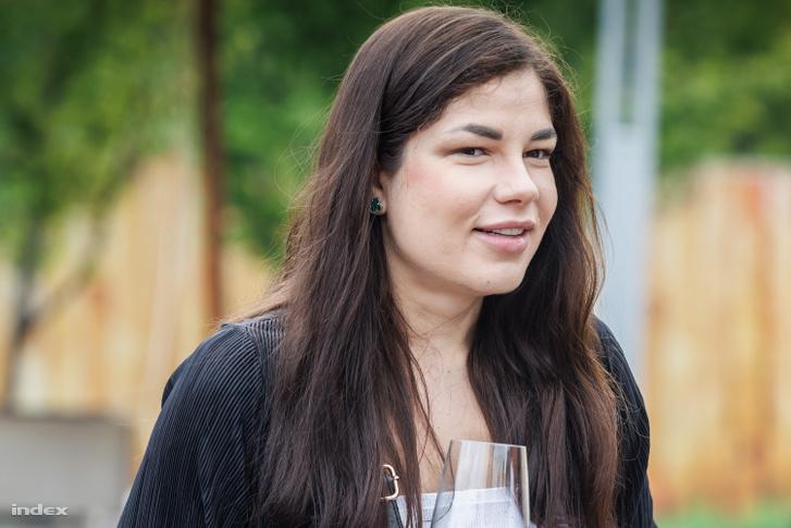 Gáspár Evelin lenyűgöző és szokatlan ruhadarabban tűnt fel a Sztárbox megnyitó eseményén, ami mindenkit ámulatba ejtett.
