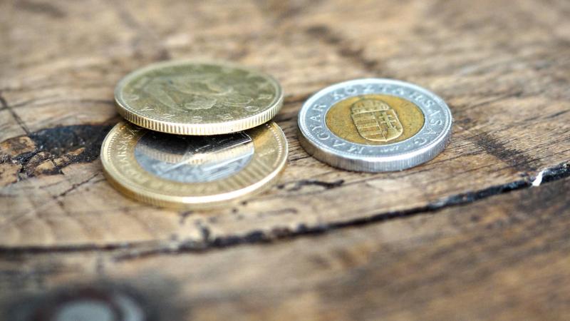 A helyzet Iránban kezd enyhülni, ami kedvező hatással van a forint árfolyamára, és jelentős emelkedést mutat.