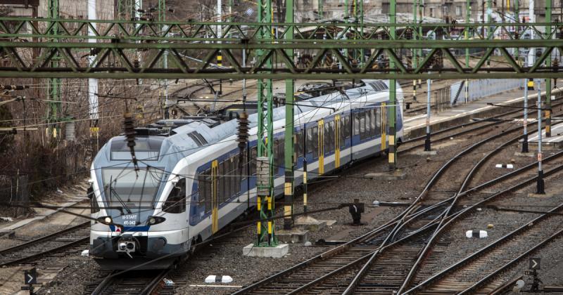 A MÁV vészhelyzeti vágányzárat hirdetett, ami miatt a vonatközlekedésben korlátozások lépnek életbe.