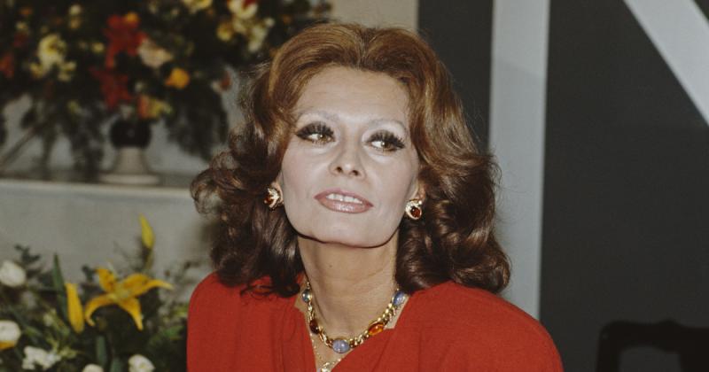 Sophia Loren magyar unokája, a 18 éves Vittorio, most igazán lenyűgöző friss fotóján tündököl. Boldogan ünnepli, hogy sikeresen befejezte a középiskolát!