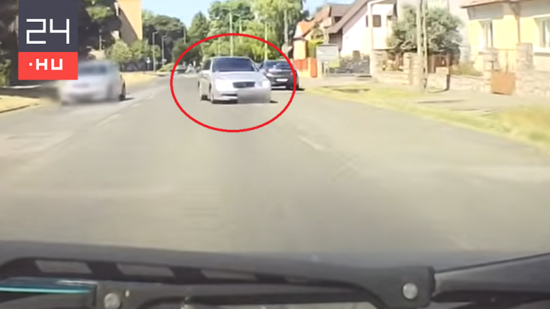 Szabálytalan előzés következtében alig sikerült elkerülnie a frontális ütközést a Mercedesnek, amikor egy másik járművel találkozott az úton.