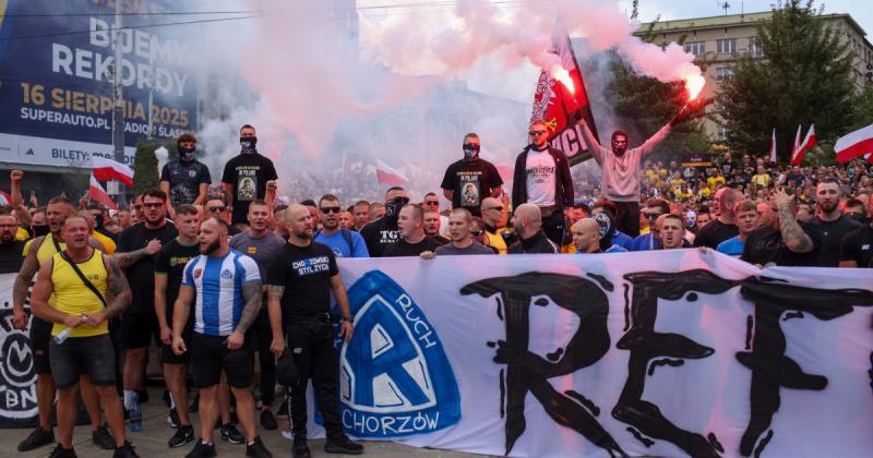 Lengyelországban a szélsőjobboldali csoportok a fociszurkolók támogatásával vonulnak az utcákra, hogy kifejezzék tiltakozásukat a migrációval szemben.