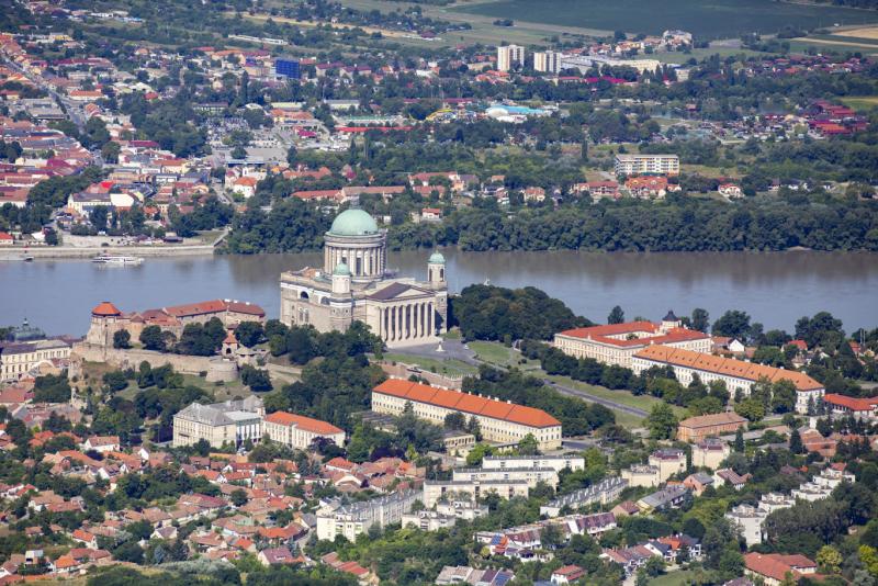 Egy 17 éves érdi fiatal, aki szenvedélyesen rajong a történelemért, elképesztő módon 20 millió forint értékű műkincset gyűjtött össze az ország múzeumaiból. A fiatal fiú kalandvágya és tudásszomja végül a bűn útjára terelte, így a művészeti kincsek világá
