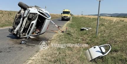 A sofőr hirtelen rosszul érezte magát, és az autója az úton megpördült, végül felborult.