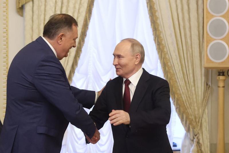 A Balkánon feszültségek tombolnak, Orbán elítélt szövetségese pedig továbbra is a hatalom közelében marad.