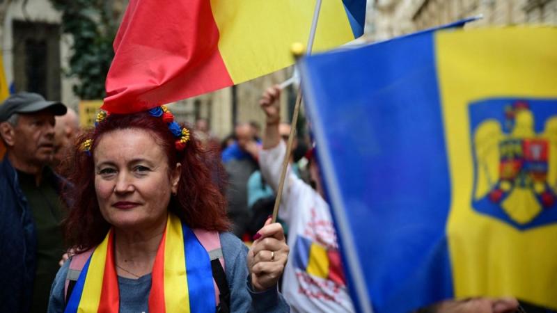 Romániában a tanárok bérének csökkentésével kapcsolatos döntés komoly felháborodást váltott ki, ami a tanévkezdés helyett bojkottok és tüntetések lavináját indíthatja el. Az oktatási szektor dolgozói hangot adnak elégedetlenségüknek, és a következő hetekb