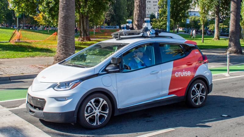 A GM újból nekilát az önvezető autók fejlesztésének, miután súlyos baleset történt egy robotaxival.