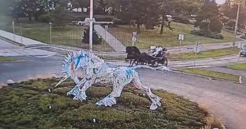 Kazincbarcika utcáin egy lovaskocsi száguldott, a hajtója pedig láthatóan fittyet hányott minden létező szabályra. A paták dübörgése és a kerekek zaja beleolvadt a város mindennapi életébe, miközben a járókelők meglepetten néztek utána.