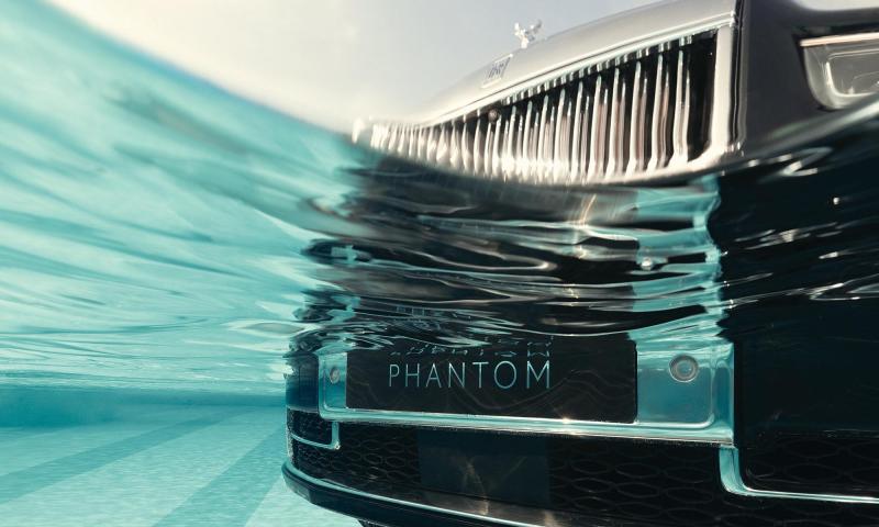 A Rolls-Royce különleges módon ünnepelte a Phantom típusának századik évfordulóját: egy elegáns medencébe merítettek egyet a legendás autóból.