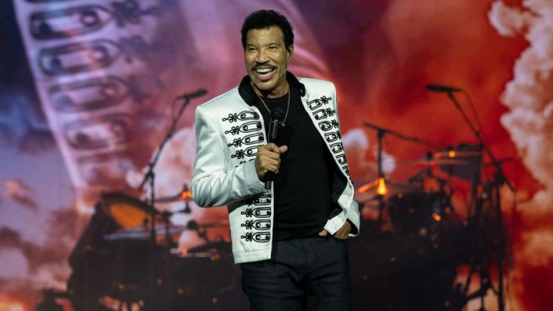 Lionel Richie váratlan eseményekkel találta szembe magát, amikor egy éjszaka, míg nyugodtan aludt saját otthonában, betörők törtek be a házába. A sztár azonnal értesítette a rendőrséget, hogy segítséget kérjen az incidenst követően.