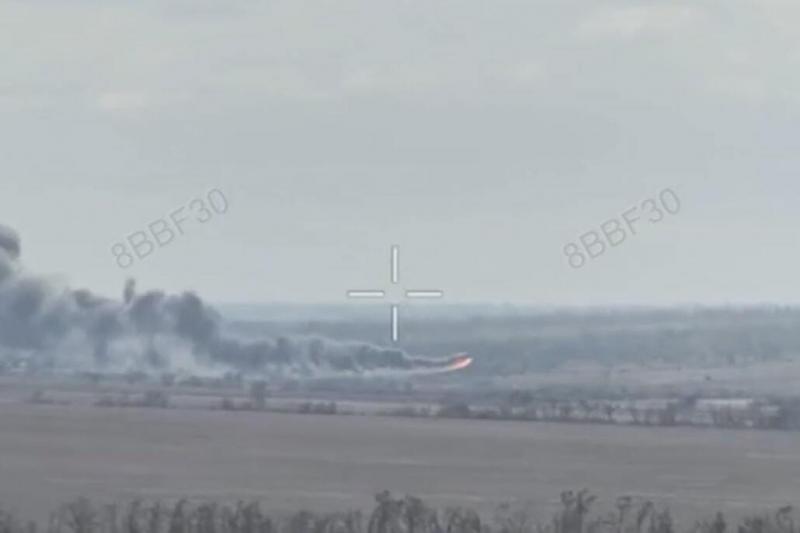 A felvételen látható, amint a Magyarországról kitiltott Brovdi dróncsapata precíziós találattal semlegesít egy orosz helikoptert.