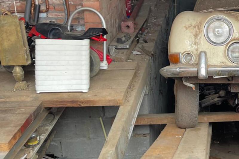 Rendkívüli felfedezés történt egy régen zárva tartó bolt titkos pincéjében, ahol egy különleges kincsre leltek.