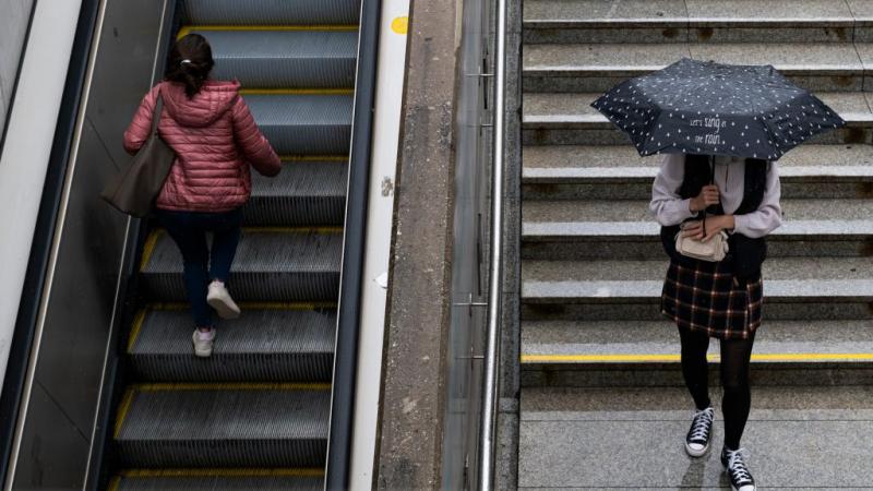 Szerdán a napfény és a felhők játékos tánca vár ránk, ahogy az időjárás folyamatosan változik.