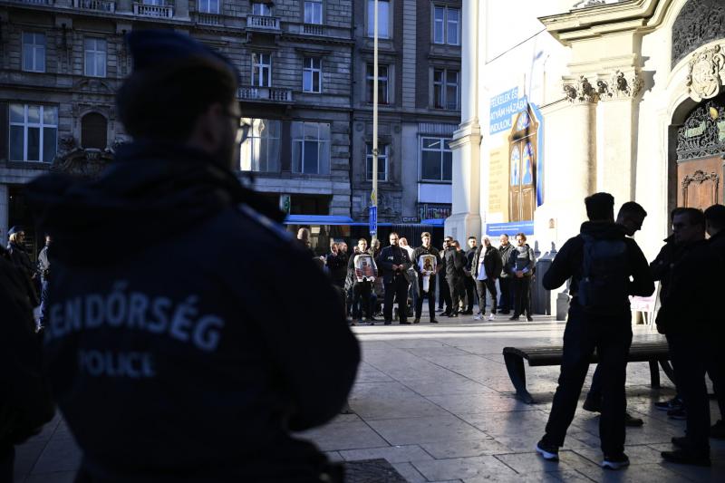 Szentképekkel ellátott ellentüntetők gyülekeztek a Ferenciek terén, hogy fogadják Hadházy Ákost és társait.