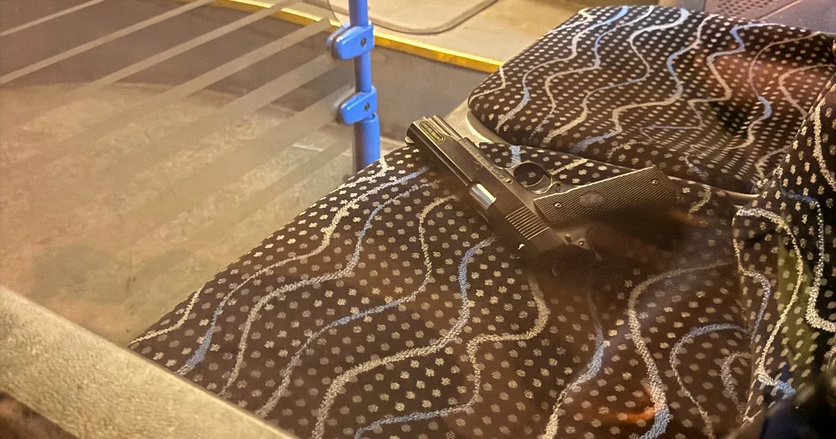Tisztelt Sofőr Úr! Egy különös eset történt: valaki egy pisztolyt hagyott hátra a 34-es buszon!